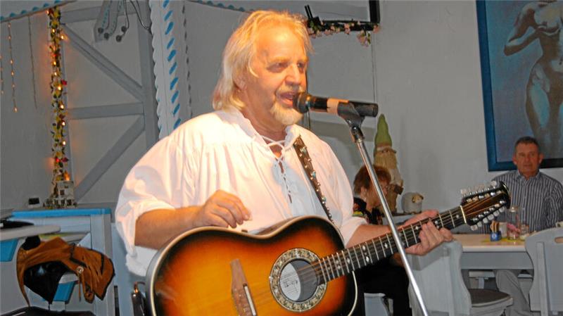 Braunlage: Sven Streiff will kräftig in die Tenne investieren Ganz enge Verbindung: Frank Faber will erst einmal weiter regelmäßig in der Tenne auftreten.