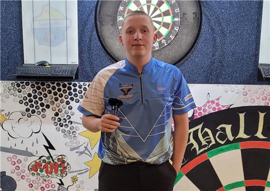 Ganz entspannt beim Zweitliga-Debüt: Falken-Zugang Finn-Lukas Seiler gewinnt beim Spieltag in Hallendorf beide Einzel. Foto: Privat