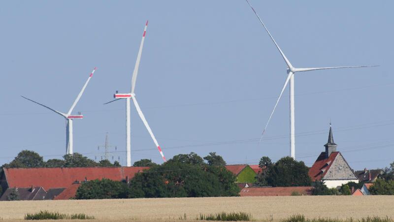 160 Meter über dem Schladener Erdboden: Warten aufs Andocken Ganz klar: Windparks stellen einen Eingriff ins Landschaftsbild dar. Neuenkirchens Gotteshaus wirkt geradezu winzug im Vergleich zu den Anlagen, die das Dorf im Hintergrund überragen.