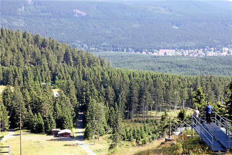 Ganz nah: Vom Wurmberg aus können die Besucher problemlos nach Schierke schauen. Der neue Aussichtsturm soll denn auch Gäste aus dem Ort locken. Fotos: Eggers