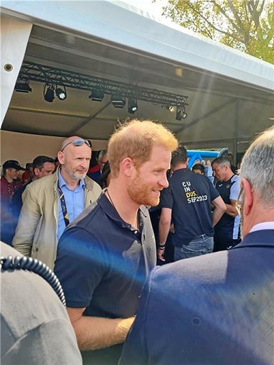 Ganz nah dran an Prince Harry. Der Goslarer Ingmar Hahn schickte diesen Schnappschuss von den Invictus Games aus Den Haag. Vielleicht gibt es schon im nächsten Jahr in Düsseldorf ein Wiedersehen. Foto: Privat