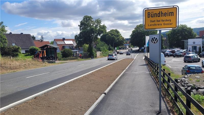 Ganz neu. Der Radweg entlang der Straße An der Rennbahn. Ihn hat die Stadt gebaut. 
