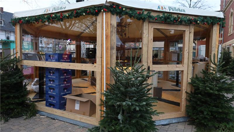 Eine Hütte mit Glaswänden dient als Unterstand.