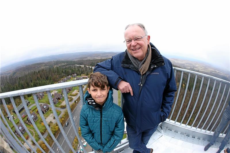 Neuer Harzturm in Torfhaus soll Touristenmagnet werden Ganz oben: Niedersachsens Ministerpräsident Stephan Weil mit dem jungen Sofian. Foto: Frank Neuendorf