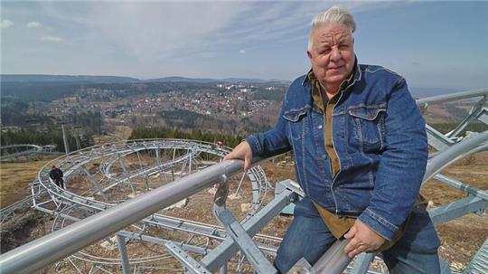 Ganz oben auf dem Bocksberg: Heiko Rataj hat erst zu Pfingsten mit seinem Drachenblitz eine neue Sommerrodelbahn-Attraktion auf dem Hahnenkleer Hausberg etabliert.