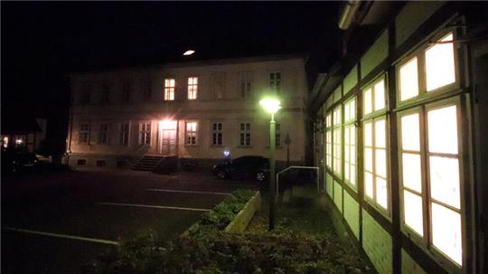 Ganz schön duster: Wäre das Sitzungszimmer der Gemeindeverwaltung nicht beleuchtet und wäre der Bewegungsmelder nicht angesprungen, der das Licht am Rathaus-Hintereingang schaltet, wäre es auf dem Hof noch dunkler.
