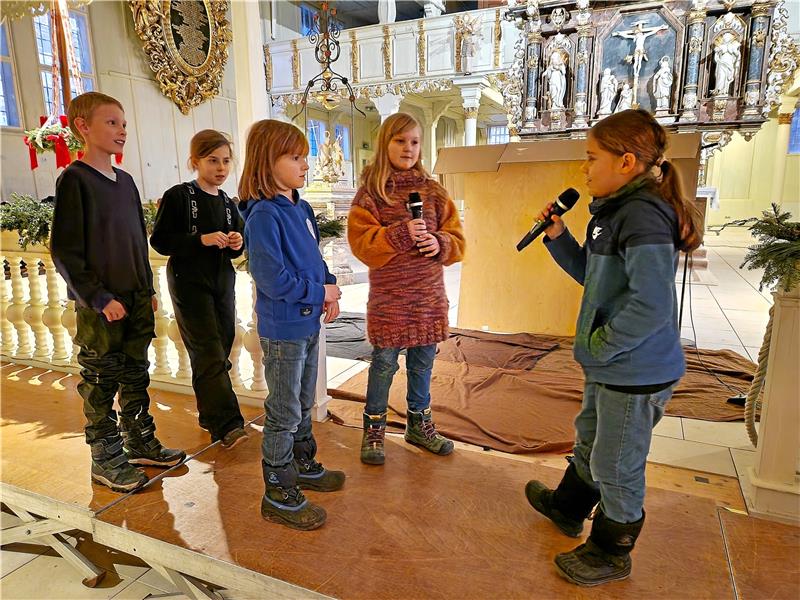 Ganz schön mutig: Die Kinder tragen selbstbewusst ihren Text vor und singen teilweise sogar Soli. Foto: Knoke