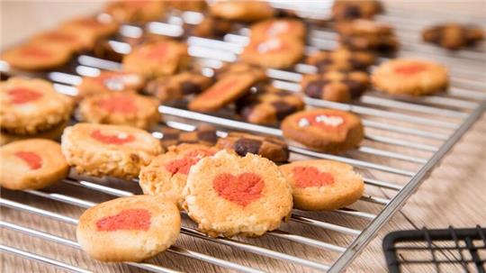 Ganz schön praktisch: Einige Fertigteige für Plätzchen sind bereits mit Motiven verziert.