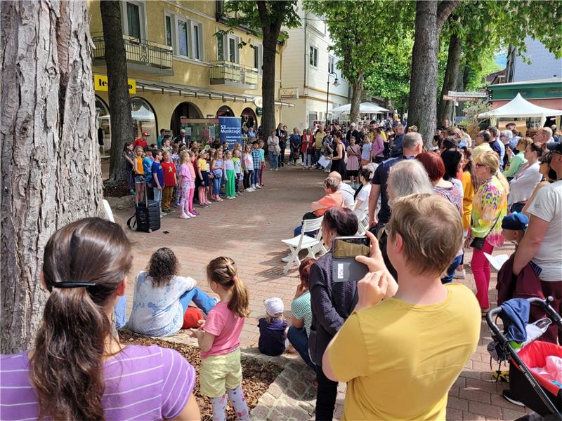 Ganz schön viel Publikum. Von Aufregung ist bei den Jungen und Mädchen der Gerhart-Hauptmann-Schule während ihres Konzerts aber nichts zu spüren. Foto: Exner