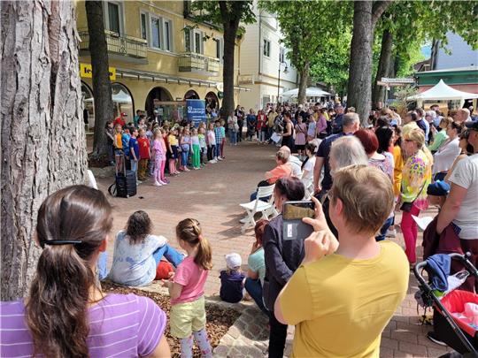 Ganz schön viel Publikum. Von Aufregung ist bei den Jungen und Mädchen der Gerhart-Hauptmann-Schule während ihres Konzerts aber nichts zu spüren. Foto: Exner