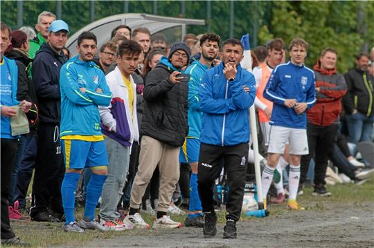 Ganz schön was los in der Coaching-Zone: In der Partie zwischen der TSG Wildemann und dem FC Zellerfeld wollen alle ganz nah dabei sein. Foto: Gietemann