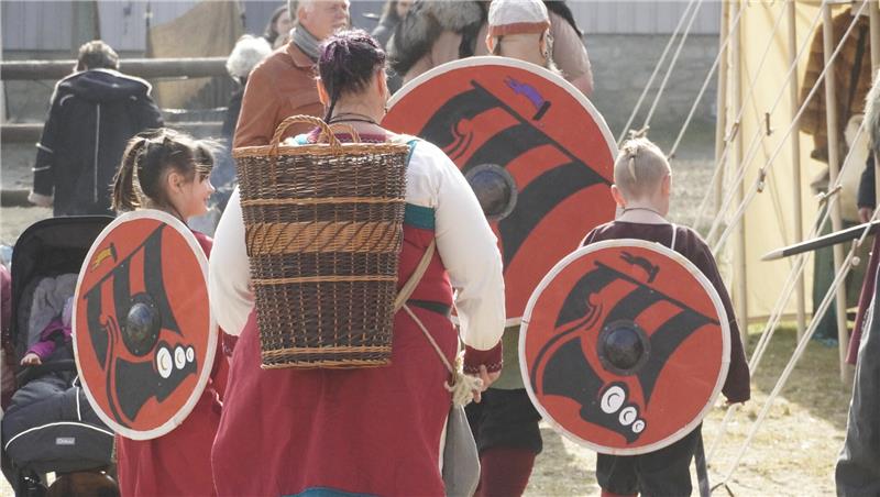 Ganze Familien leben das Mittelalter.