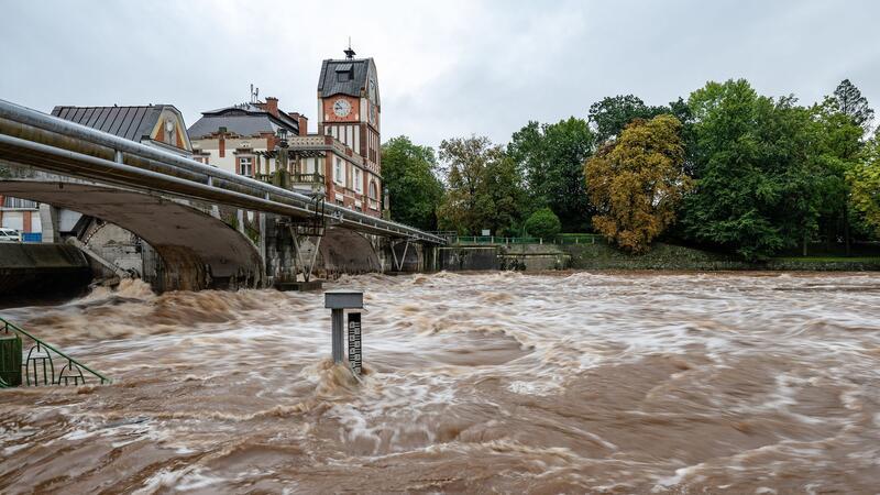 Was hat das erneute Hochwasser mit dem Klima zu tun? Ganze Regionen in Tschechien leiden unter einem Jahrhunderthochwasser.