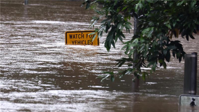 Heftiges Unwetter trifft Australiens Ostküste Ganze Straßenzüge standen unter Wasser, Autos versanken bis zur Dachkante in den Fluten.