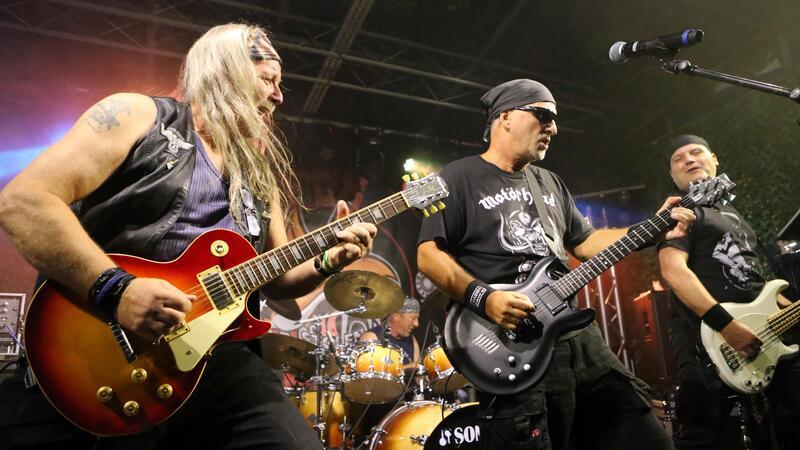 700 Gäste feiern beim „Pfauenteiche Rocken“ Ganze drei Stunden steht die Band Fox and The Stolen Geese auf der Bühne.