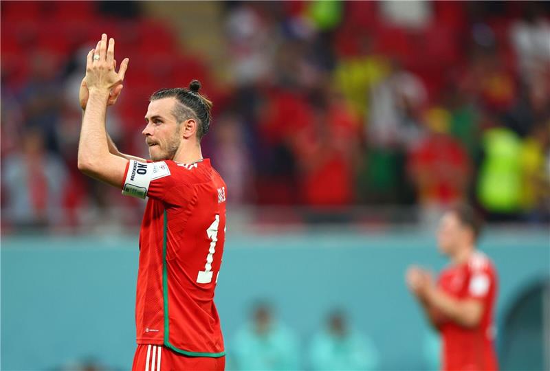 Gareth Bale applaudiert nach Spielende in Richtung Zuschauer.