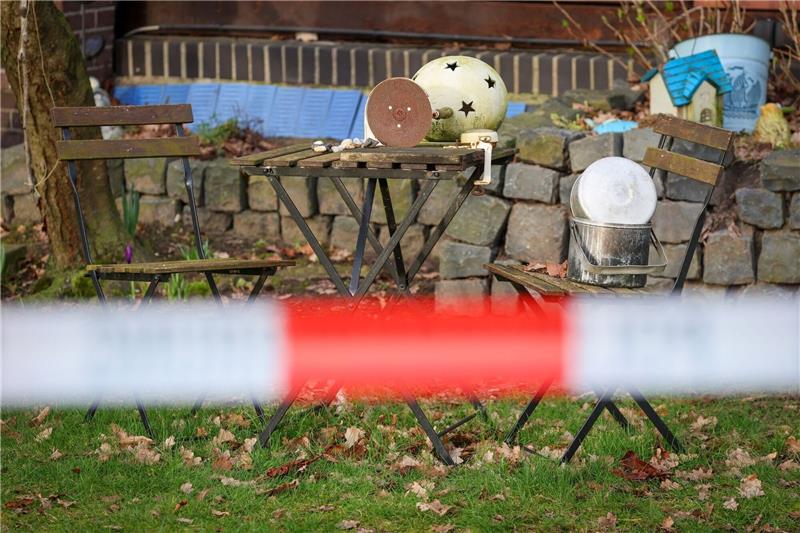 Anzeige vor Tötungen: Ex-Partnerin fühlte sich bedroht Gartendekoration steht hinter Absperrband der Polizei vor einem Haus in Westervesede in der Gemeinde Scheeßel, in dem am Vortag ein Mann zwei Personen erschossen haben soll.