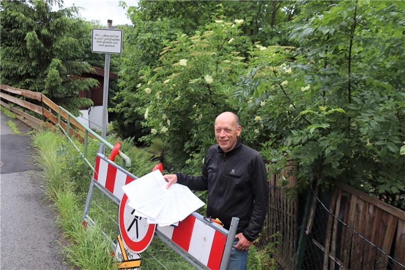 Gartenstieg-Anwohner René Barz mit der Liste der gesammelten Unterschriften für den Erhalt des Weges.  Fotos: Neddermeier