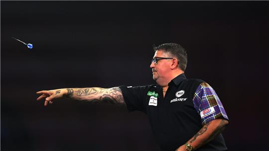 Gary Anderson beim Duell der beiden Giganten.