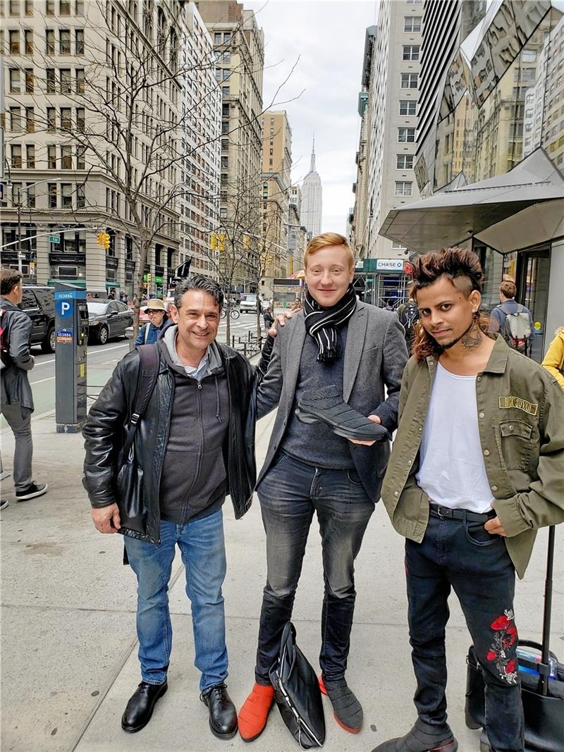 TU-Student erfindet Schuhe aus dem Drucker Gary Chwatuk, Cornelius Mentor, Schuhdesigner und Dozent am Parson’s New School of Design, Cornelius Schmitt, Geschäftsführer von zellerfeld.com und Schuhdesigner Swetabjo Majumder (von links), der das erste Design für zellerfeld.com entwarf, das Cornelius auch selbst trägt, treffen sich regelmäßig in New York City.  Foto: Baran