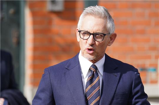 Gary Lineker hat die britische Migrationspolitik kritisiert und wird deshalb vorerst nicht mehr als Fußball-Moderator bei der BBC zu sehen sein.