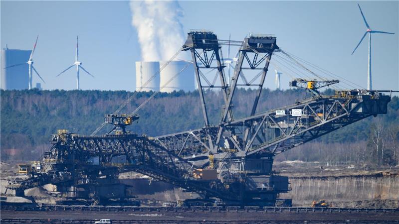 Reiche zu Gaskraftwerken: Sorge im Osten unbegründet Gaskraftwerke sollen vielerorts Kohlemeiler ersetzen - auch in Ostdeutschland, wie Wirtschaftsministerin Reiche betont. (Archivbild)