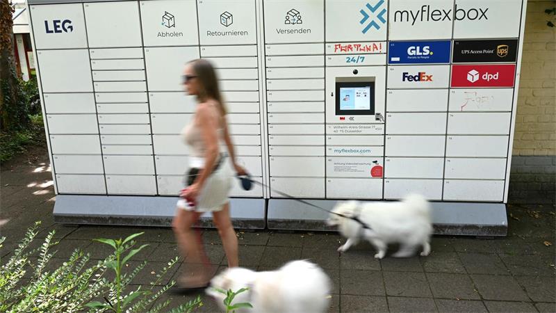 Gassigehen am Paketautomaten vorbei: Alltagsszene aus Düsseldorf.