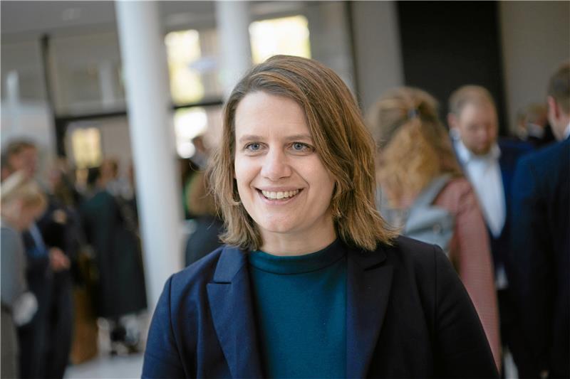 Julia Willie Hamburg und das Ringen um gute Schul-Qualität Gast beim Philologen-Vorstand: Julia Willie Hamburg (Bündnis 90/Die Grünen) ist neue stellvertretende Ministerpräsidentin und Kultusministerin von Niedersachsen. Sie hat eine politische Goslar-Vergangenheit und ihren Hannoveraner Wahlkreis bei der Landtagswahl am 9. Oktober 2021 direkt gewonnen. Foto: Sina Schuldt/dpa