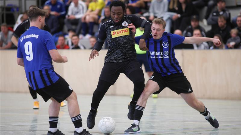 Siege gehen nach Bleckenstedt und Vienenburg Gastgeber SVG Oberharz (M.) verkauft sich in einer schweren Vorrundengruppe gut und feiert gegen den späteren Dritten SV Rotenberg einen 4:2-Sieg. Foto: Gietemann