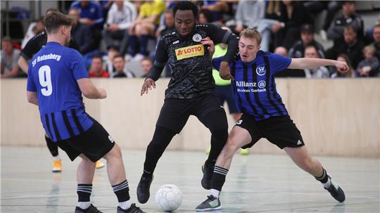 Gastgeber SVG Oberharz (M.) verkauft sich in einer schweren Vorrundengruppe gut und feiert gegen den späteren Dritten SV Rotenberg einen 4:2-Sieg. Foto: Gietemann