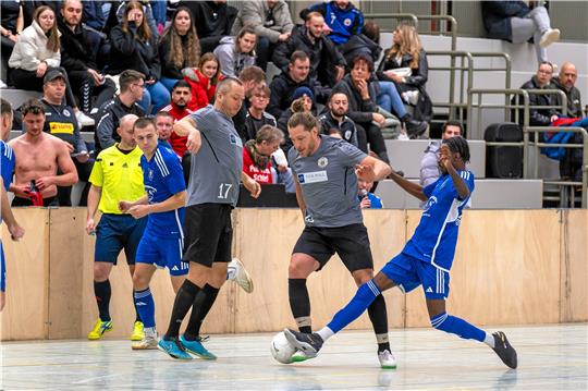 Gastgeber SVG Oberharz (in Grau) spielt ein ansprechendes Turnier, scheitert im Viertelfinale aber mit 2:5 am späteren Turniersieger Germania Bleckenstedt. Fotos: Drechsler