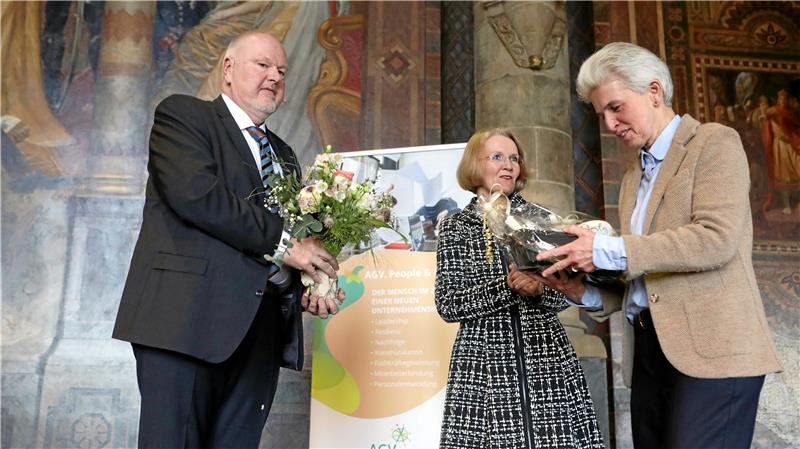 Gastgeschenke: Arbeitgeberverbandsgeschäftsführerin Anja Mertelsmann und Vorsitzender Torsten Janßen bedanken sich für eine beeindruckende Rede. Foto: Neuendorf