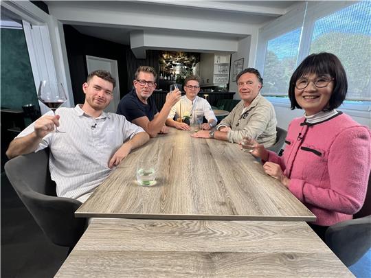 Fünf Gastronomen und Köche sitzen an einem Tisch.