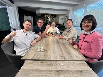 Fünf Gastronomen und Köche sitzen an einem Tisch.