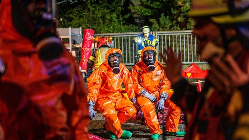 Bilder des Tages Gaswolke über Aschaffenburg - Feuerwehrleute mit Atemschutz im Einsatz