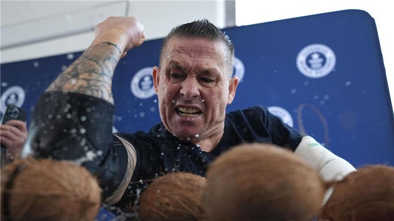 Gaude knackte seinen eigenen Rekord von 83 Kokosnüssen.