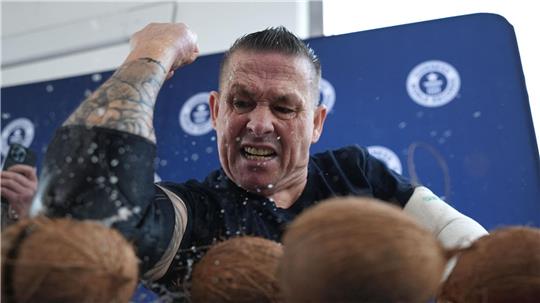 Gaude knackte seinen eigenen Rekord von 83 Kokosnüssen.