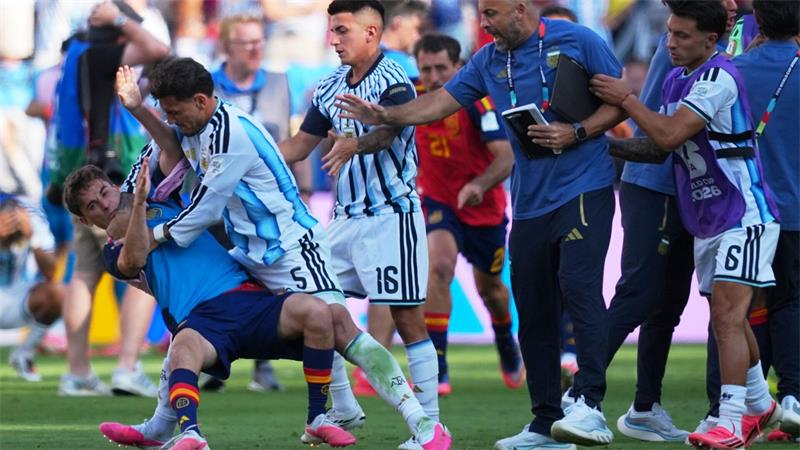 Gavi (l) und Leandro Paredes (2.v.l.) gerieten nach dem WM-Finale aneinander. (Archivbild)