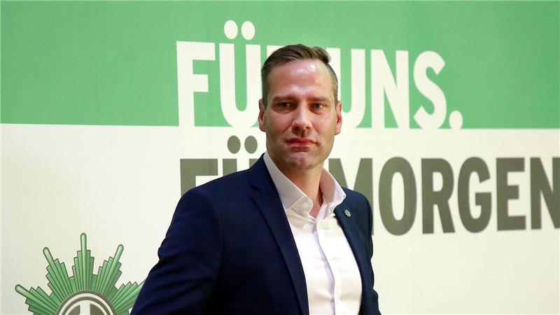 Polizei-Gewerkschaft zu Böllern: Menschen sind übermütig GdP-Chef Jochen Kopelke mahnt einen sorgsamen Umgang mit Silvesterfeuerwerk an. (Archivbild)