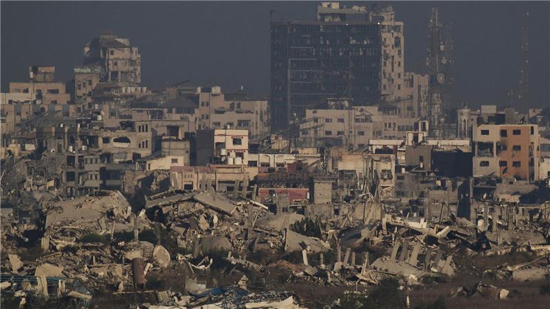 Gebäude, die während der israelischen Boden- und Luftoperationen zerstört wurden, stehen im nördlichen Gazastreifen, vom Süden Israels aus gesehen.