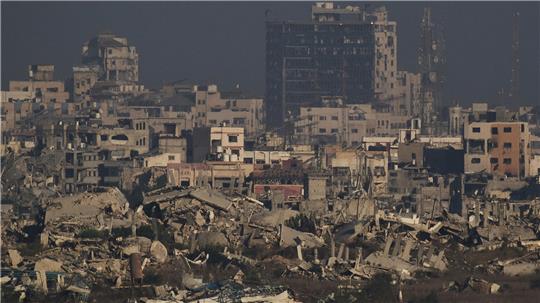 Gebäude, die während der israelischen Boden- und Luftoperationen zerstört wurden, stehen im nördlichen Gazastreifen, vom Süden Israels aus gesehen.