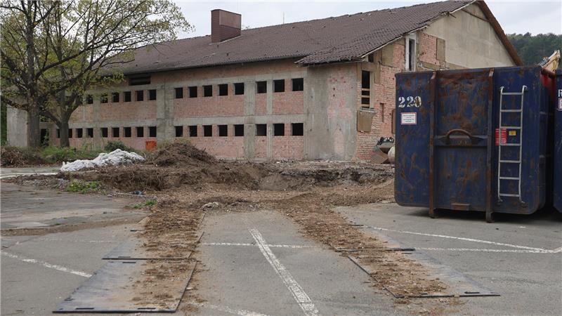 Gebäude mit Gucklöchern: Dieser Teil der alten Halle dient als Teil der neuen Konstruktion.