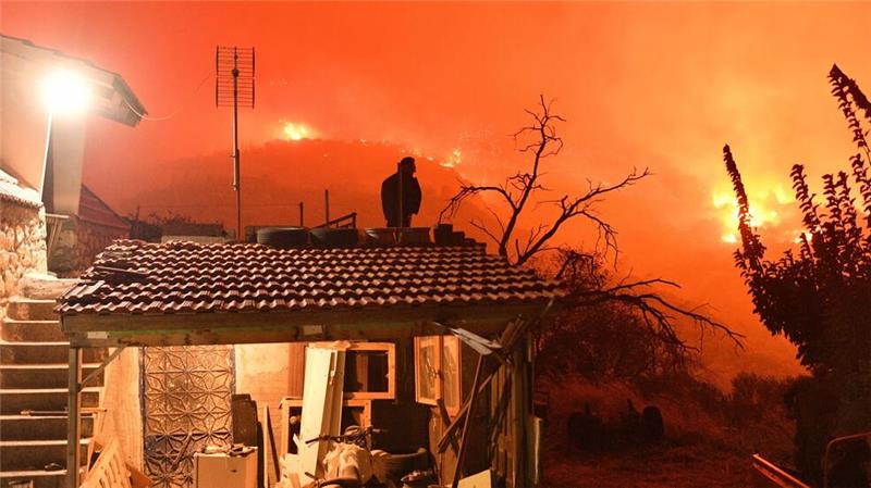 Zwei Tote bei Waldbrand in Griechenland Gebäude sind von dem Feuer bedroht.