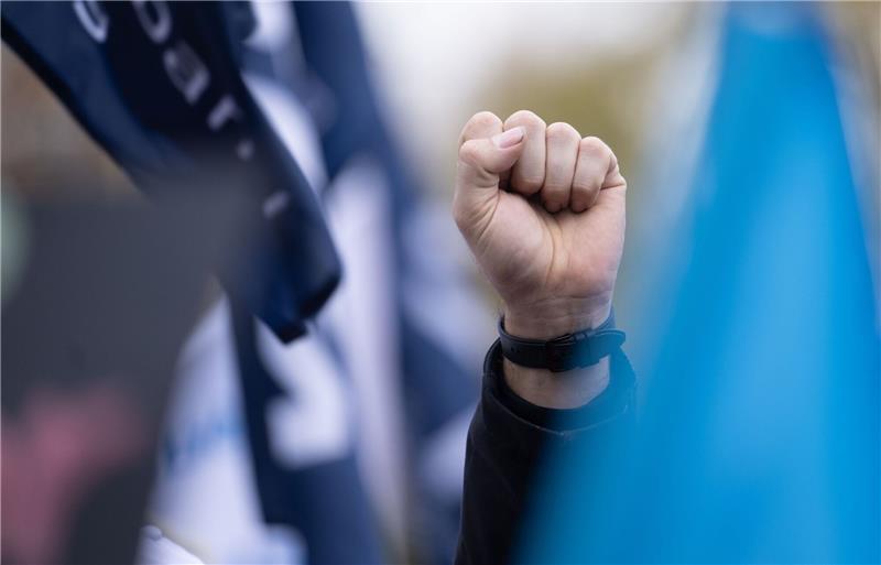 Finale im Länder-Tarifstreit Geballte Faust auf einer Protestaktion im Tarifstreit des öffentlichen Dienstes in Stuttgart.
