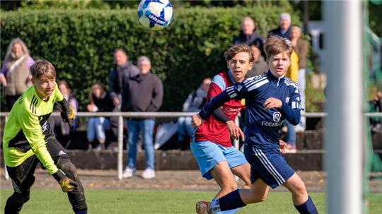 Gebannt schauen der Langelsheimer Janis Peter (M.), sein Eichsfelder Gegenspieler Niklas Dachroth und Torwart Max Zucker dem Ball hinterher. Der landet schließlich zum 1:0 für die JSG im Kasten. Torschütze Lex Böhlkau ist nicht im Bild.
