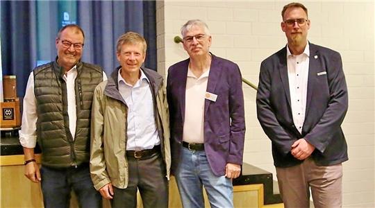 Geben auf Einladung von Klimamanager Frederik Berger (re.) Infos zum Thema Photovoltaik (v.l.): André Hannes, Dr. Norbert Eidam, Klaus-Dieter Voß. Foto: Jung