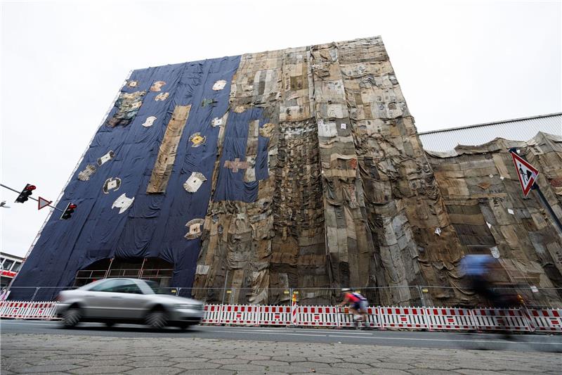 Künstler verhüllt leerstehendes Kaufhaus in Osnabrück Gebrauchte Jutesäcke verhüllen die Fassade vom ehemaligen Galeria Kaufhof-Kaufhaus.