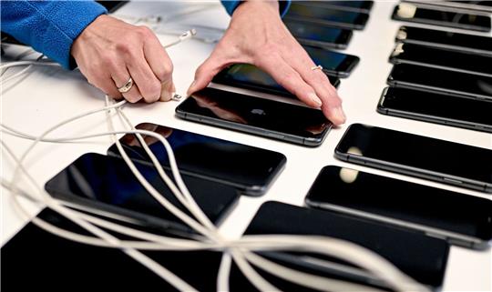 Gebrauchte Smartphones. Weniger als ein Fünftel der Verbraucherinnen und Verbraucher in Deutschland haben schon einmal ein Smartphone oder Laptop gebraucht gekauft.