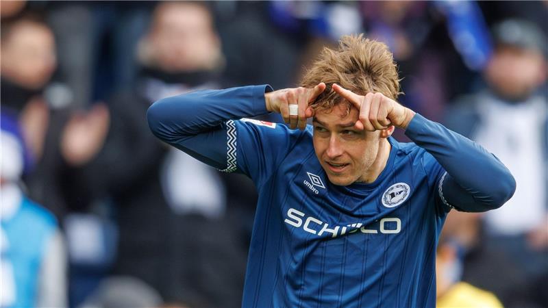 Geburtstagskind Grodowski feiert den Treffer gegen seinen Ex-Club.