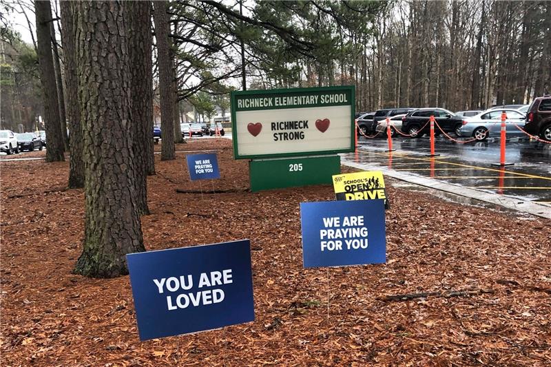 Erstklässler schießt auf Lehrerin - Schulleitung abgesetzt Gedanken und Gebete: Schilder stehen an der Richneck Elementary School in Newport News.